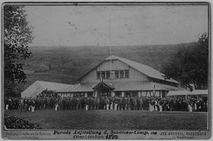Antreten der Schützen vor der 1892 errichteten Schützenhalle